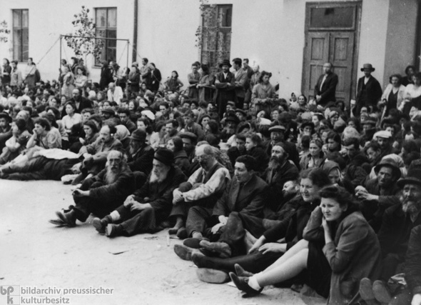Sammelplatz für die jüdischen Bewohners eines Dorfes in Bessarabien (September 1941)